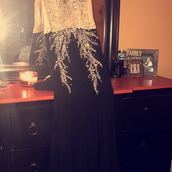 Gorgeous long black, gold, silver prom dress - Picture 5 of 5
